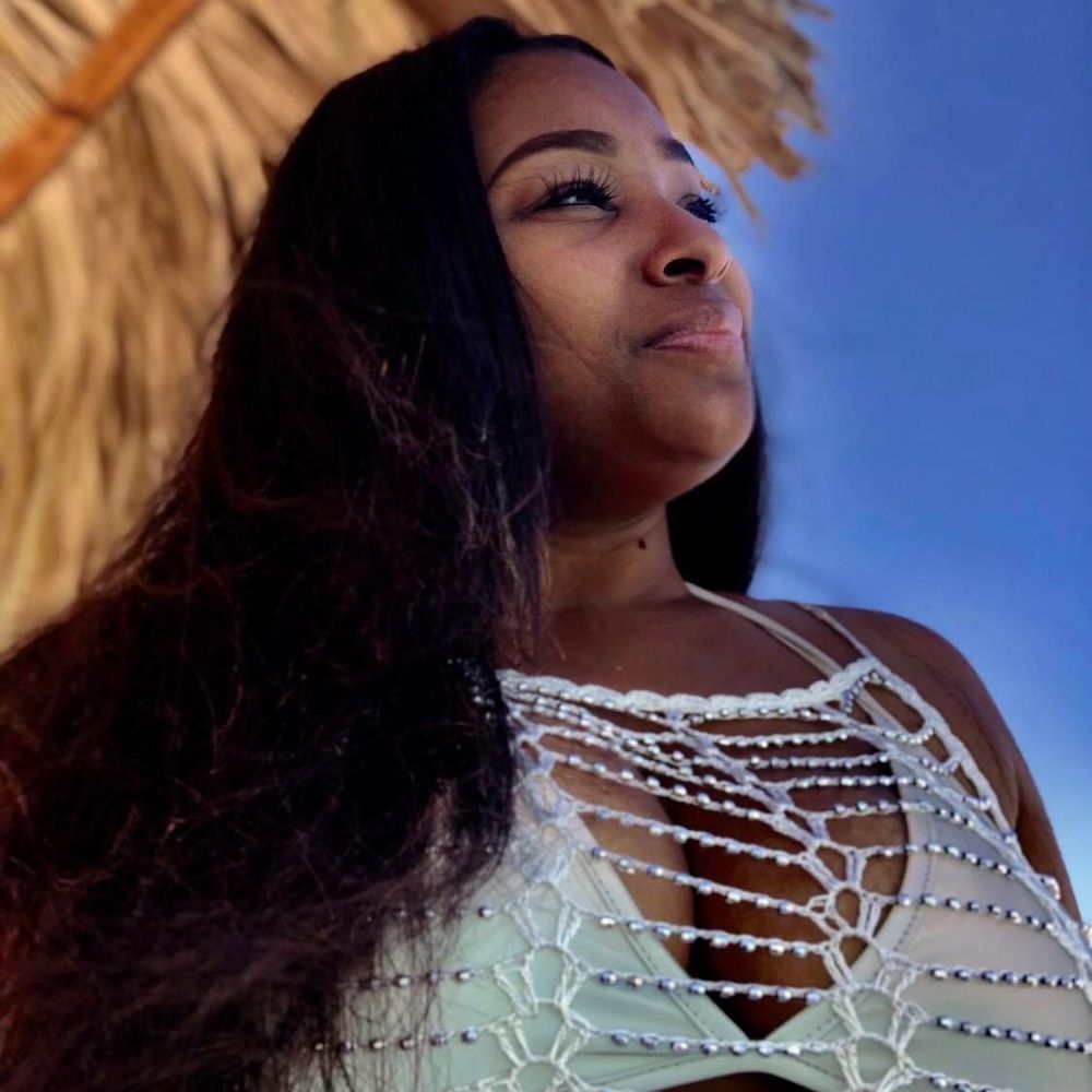 Meet your Posher, Bee